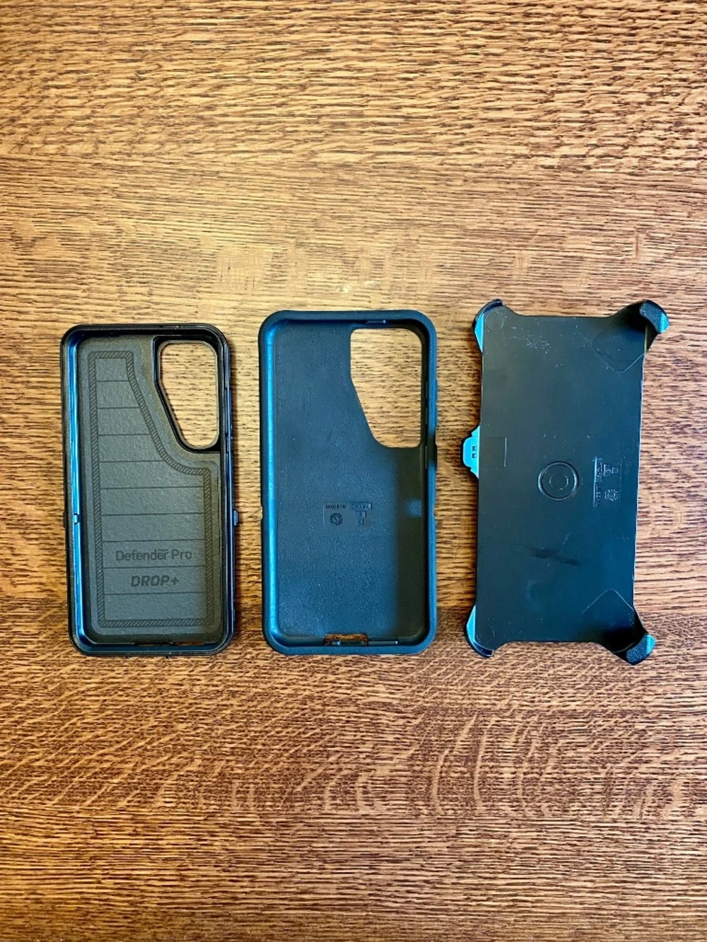Otterbox Defender Pro Series Case w/optional holster clip Samsung S24 Black
